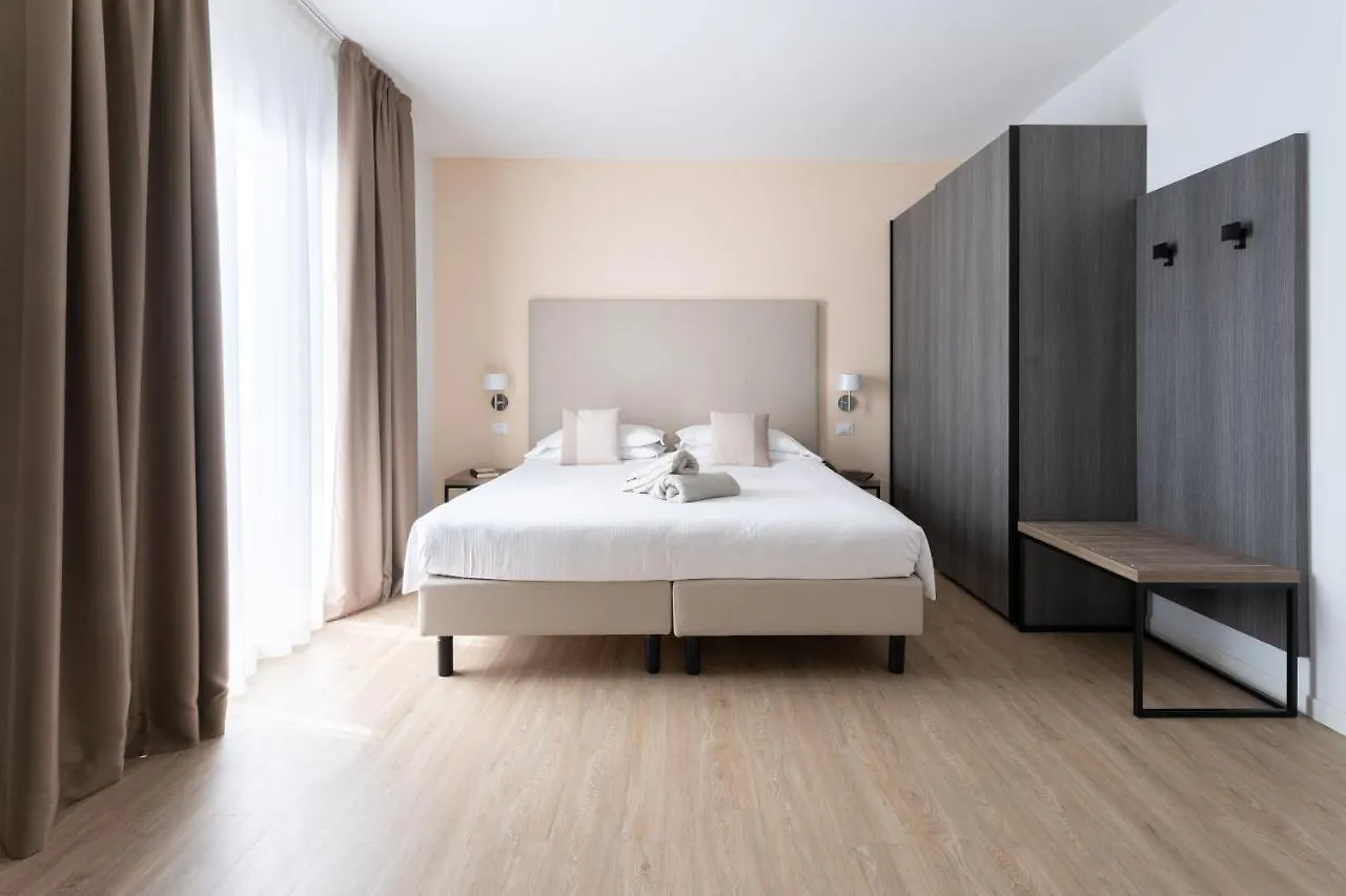 Hotel Excelsior Τζεσόλο Λίντο 4*,